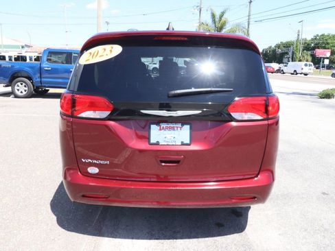Used 2023 Chrysler Voyager LX FWD image 10