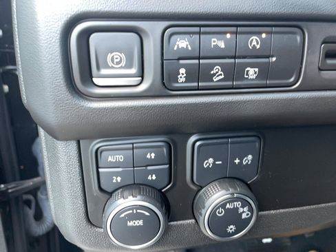 Used 2023 Chevrolet Suburban Z71 w/ Luxury Package image 22