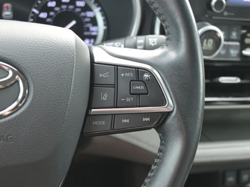 Used 2021 Toyota Highlander XLE FWD image 19