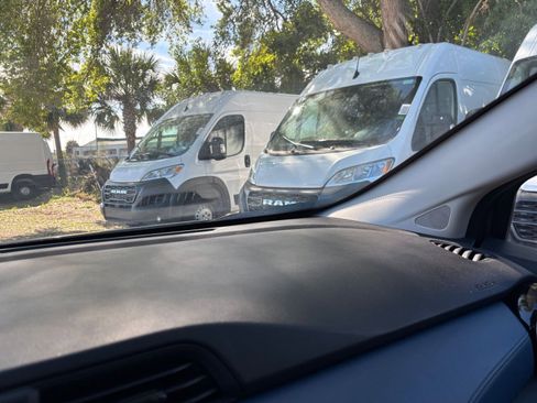 Used 2025 Nissan Versa SV image 35