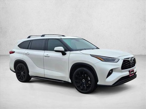 Used 2021 Toyota Highlander XLE image 3