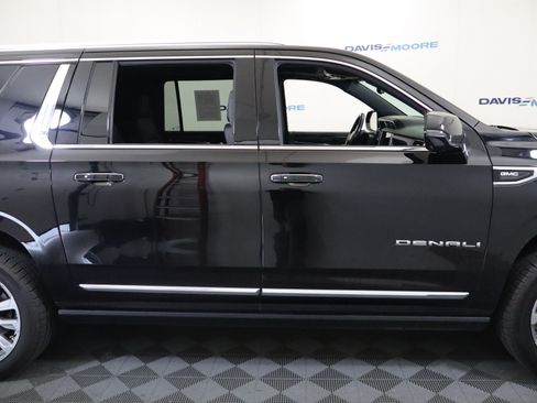 Used 2022 GMC Yukon XL Denali w/ Denali Premium Package AWD/4WD image 5