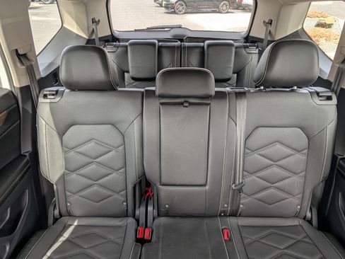 Used 2024 Volkswagen Atlas SE AWD/4WD image 16