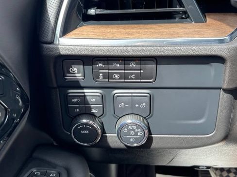 Certified 2025 Chevrolet Suburban High Country AWD/4WD image 33