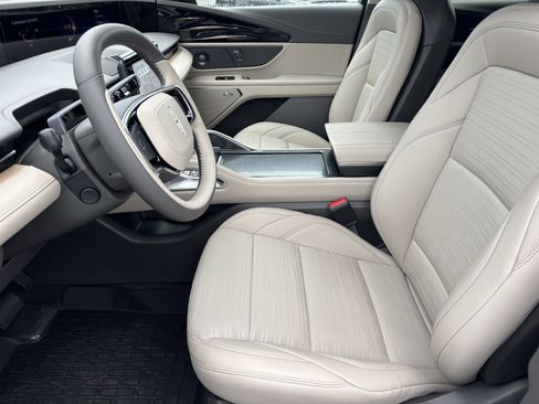 New 2025 Lincoln Nautilus Reserve image 15