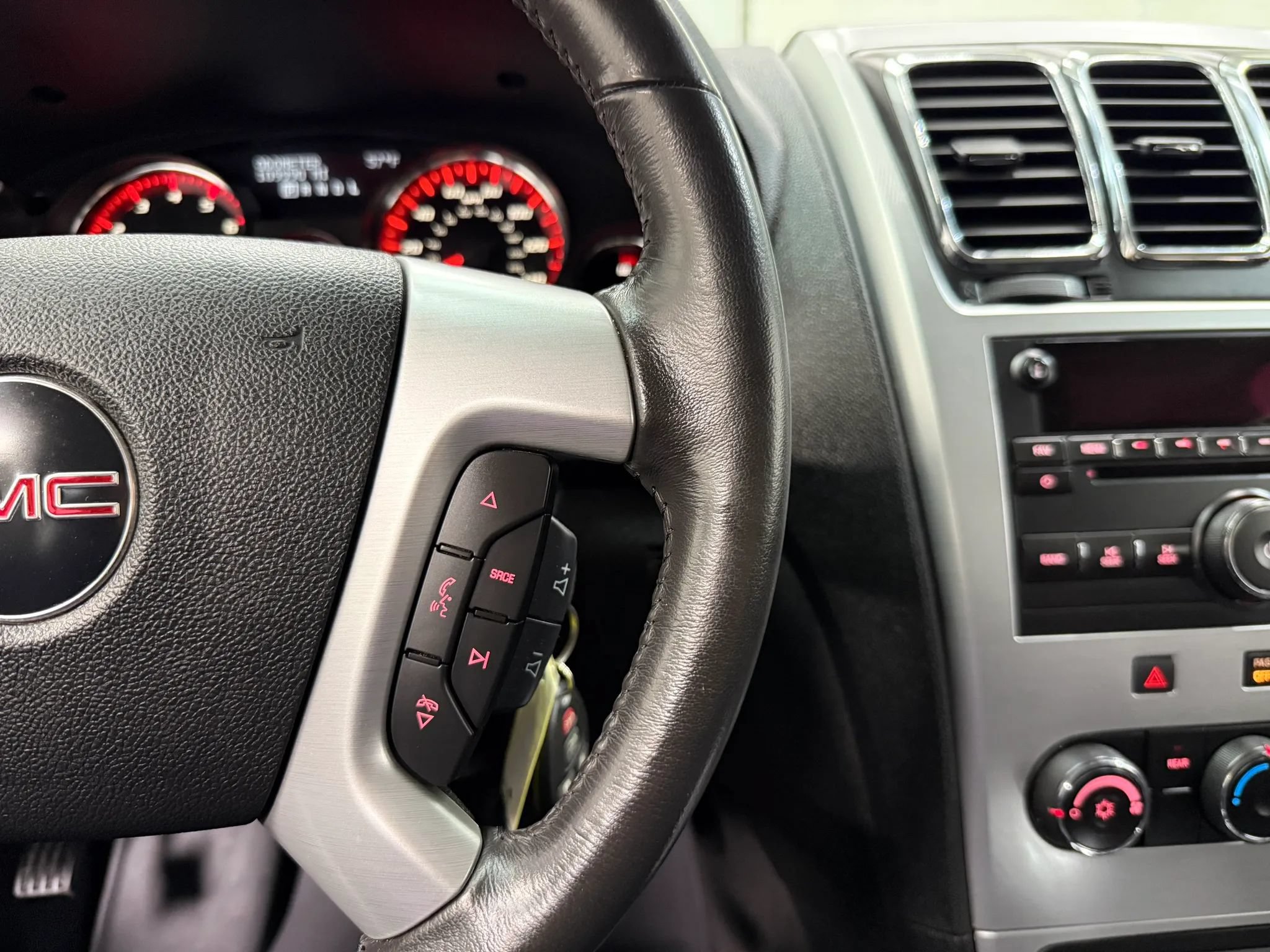Used 2011 GMC Acadia SLE AWD/4WD image 30