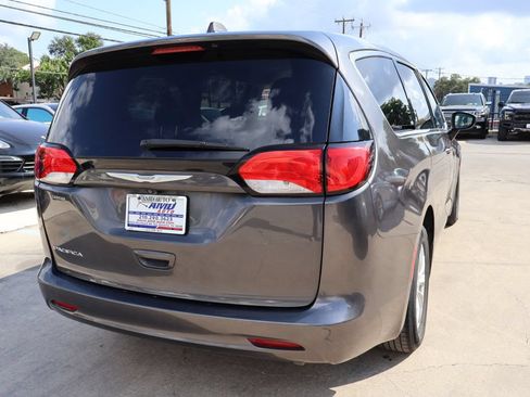 Used 2017 Chrysler Pacifica Touring w/ Tire & Wheel Group FWD image 7