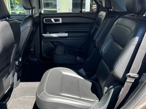 Used 2021 Ford Explorer XLT w/ Equipment Group 202A AWD/4WD image 14