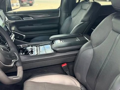 Used 2022 Jeep Wagoneer Series III AWD/4WD image 11