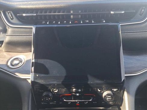 Used 2023 Jeep Grand Cherokee Limited image 12