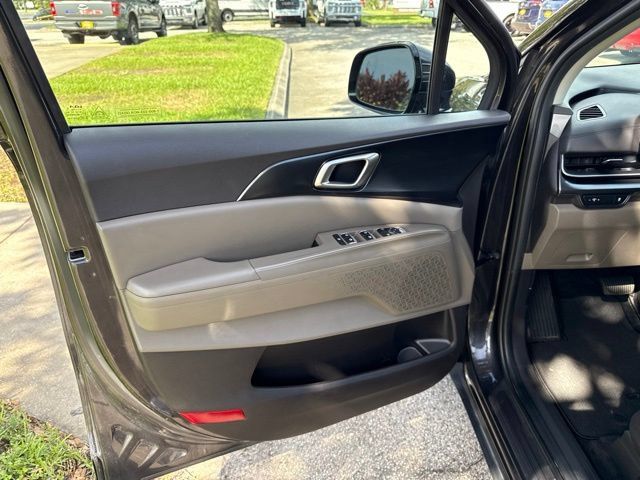 Used 2025 Kia Carnival FWD image 29