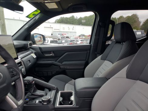 Used 2025 Toyota Tacoma TRD Sport image 17