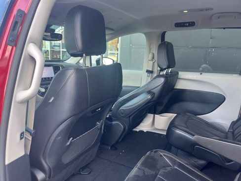Used 2024 Chrysler Pacifica Touring-L image 29