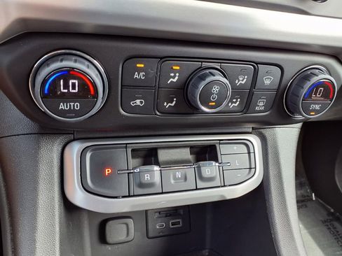 Used 2023 GMC Acadia SLT w/ Elevation Edition FWD image 9