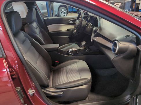 Used 2025 Chevrolet Trax LT w/ LT Convenience Package image 28