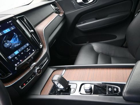 Used 2023 Volvo XC60 B5 Plus image 20