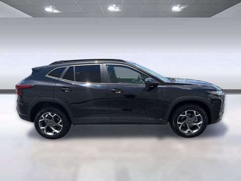 Used 2025 Chevrolet Trax LT FWD image 8