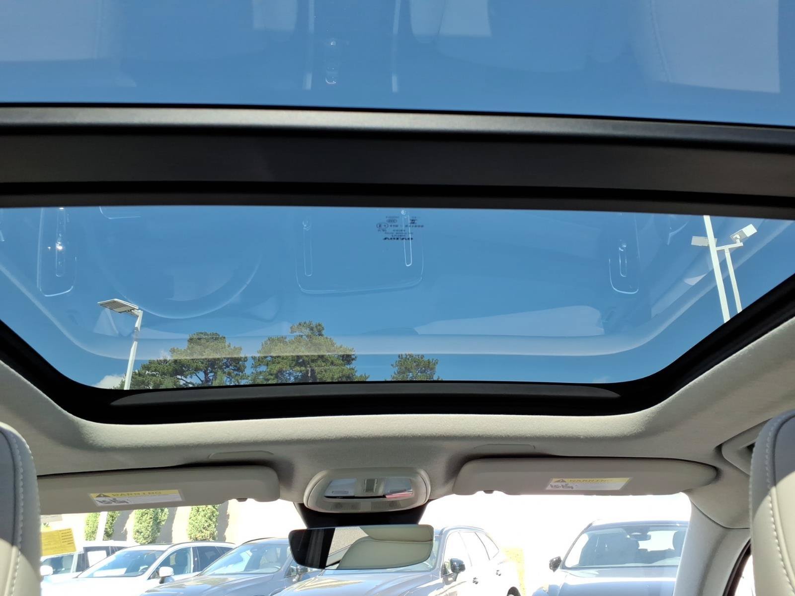 Certified 2025 Volvo XC40 B5 Plus AWD/4WD image 17
