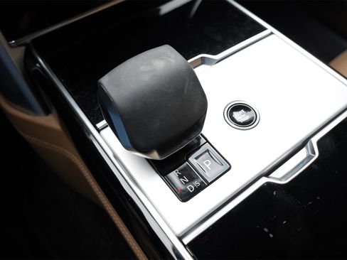 Used 2025 Land Rover Range Rover Long Wheelbase Autobiography image 14