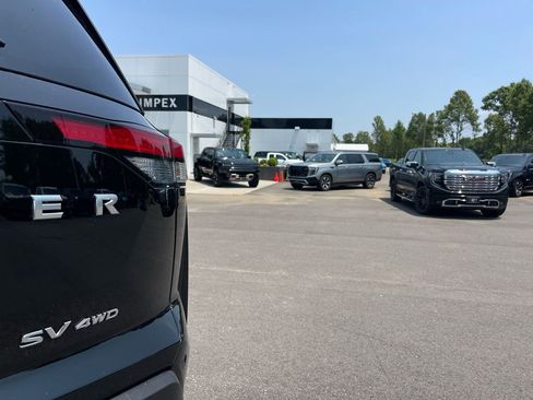 Used 2024 Nissan Pathfinder SV image 31