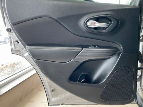 Used 2016 Jeep Cherokee Latitude w/ Cold Weather Group image 9