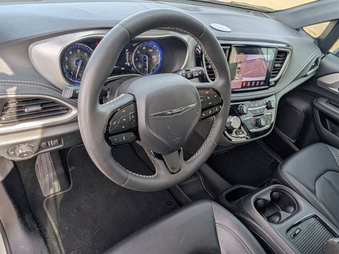 Used 2024 Chrysler Pacifica Touring-L w/ S Appearance Package image 23