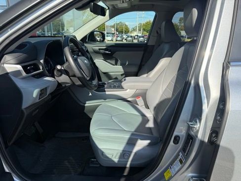 Used 2023 Toyota Highlander XLE image 20