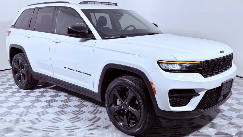 Used 2023 Jeep Grand Cherokee Altitude AWD/4WD image 1