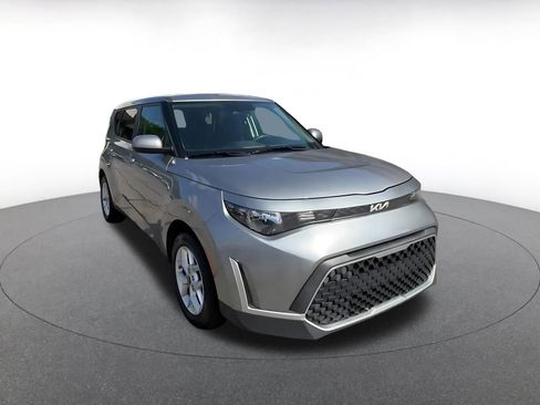 Used 2025 Kia Soul LX w/ LX Technology Package FWD image 3