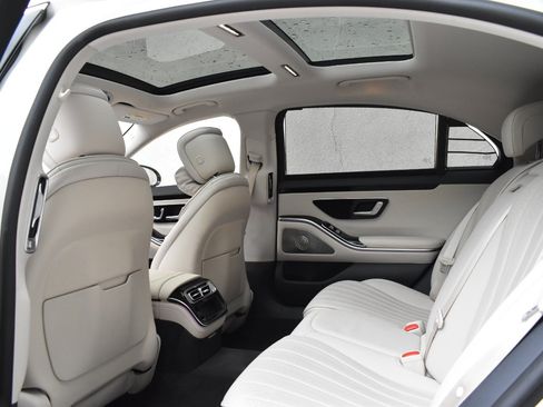 Used 2022 Mercedes-Benz S 500 4MATIC w/ AMG Line Package image 15