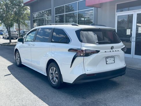 Used 2026 Toyota Sienna XLE FWD image 14