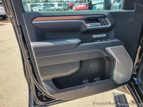 Used 2025 GMC Sierra 1500 Denali w/ Denali Reserve Package AWD/4WD image 18