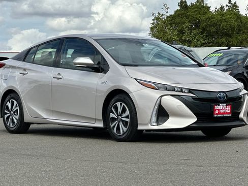 Used 2017 Toyota Prius Prime Premium image 5