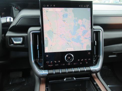 Used 2025 GMC Yukon XL Denali AWD/4WD image 26