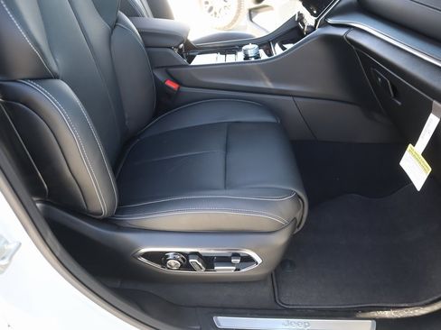 New 2025 Jeep Grand Cherokee L Overland w/ Luxury Tech Group IV image 15