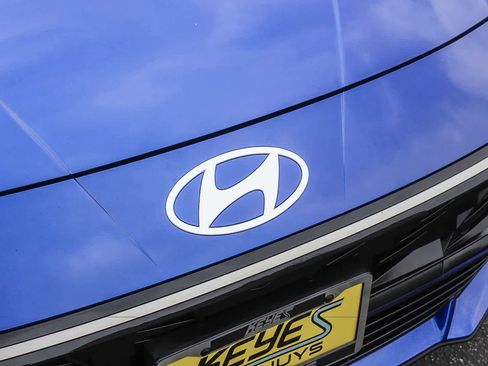 Certified 2025 Hyundai Elantra SEL FWD image 14