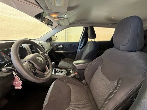 Used 2020 Jeep Cherokee Latitude FWD image 17