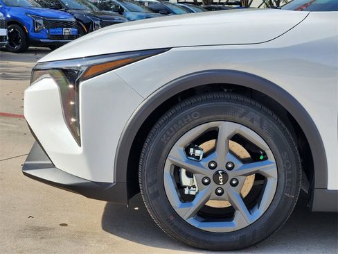 New 2025 Kia K4 LXS image 5