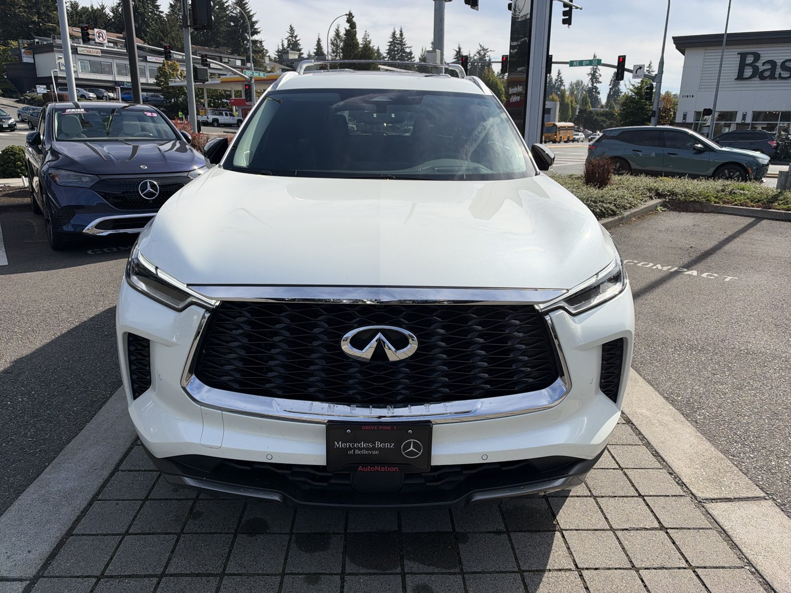 Used 2023 INFINITI QX60 Sensory w/ Vision Package AWD/4WD image 2