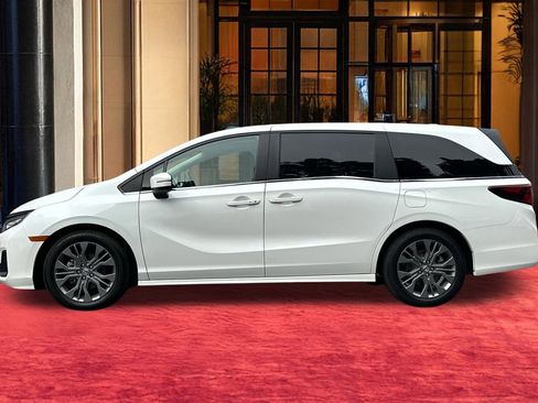 Used 2025 Honda Odyssey Touring image 3