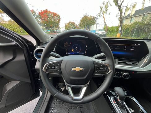 Used 2025 Chevrolet Trax LT w/ LT Convenience Package image 32