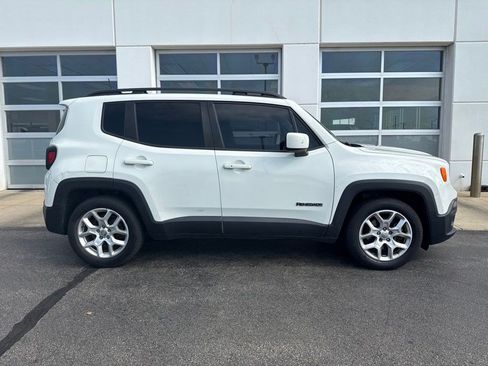 Used 2018 Jeep Renegade Latitude FWD image 3