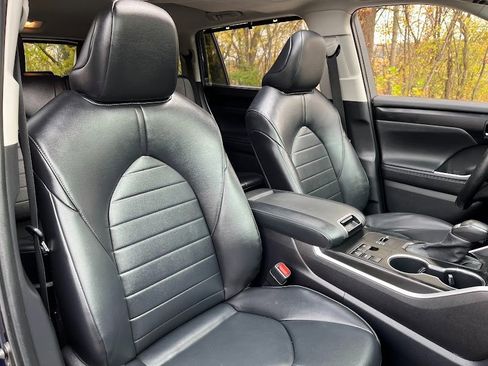 Used 2023 Toyota Highlander XLE image 37