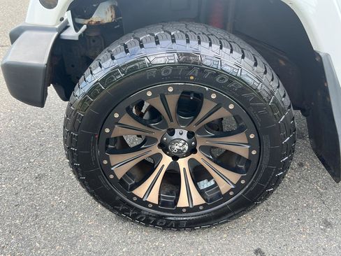 Used 2014 Jeep Wrangler Unlimited Sahara w/ Connectivity Group AWD/4WD image 30