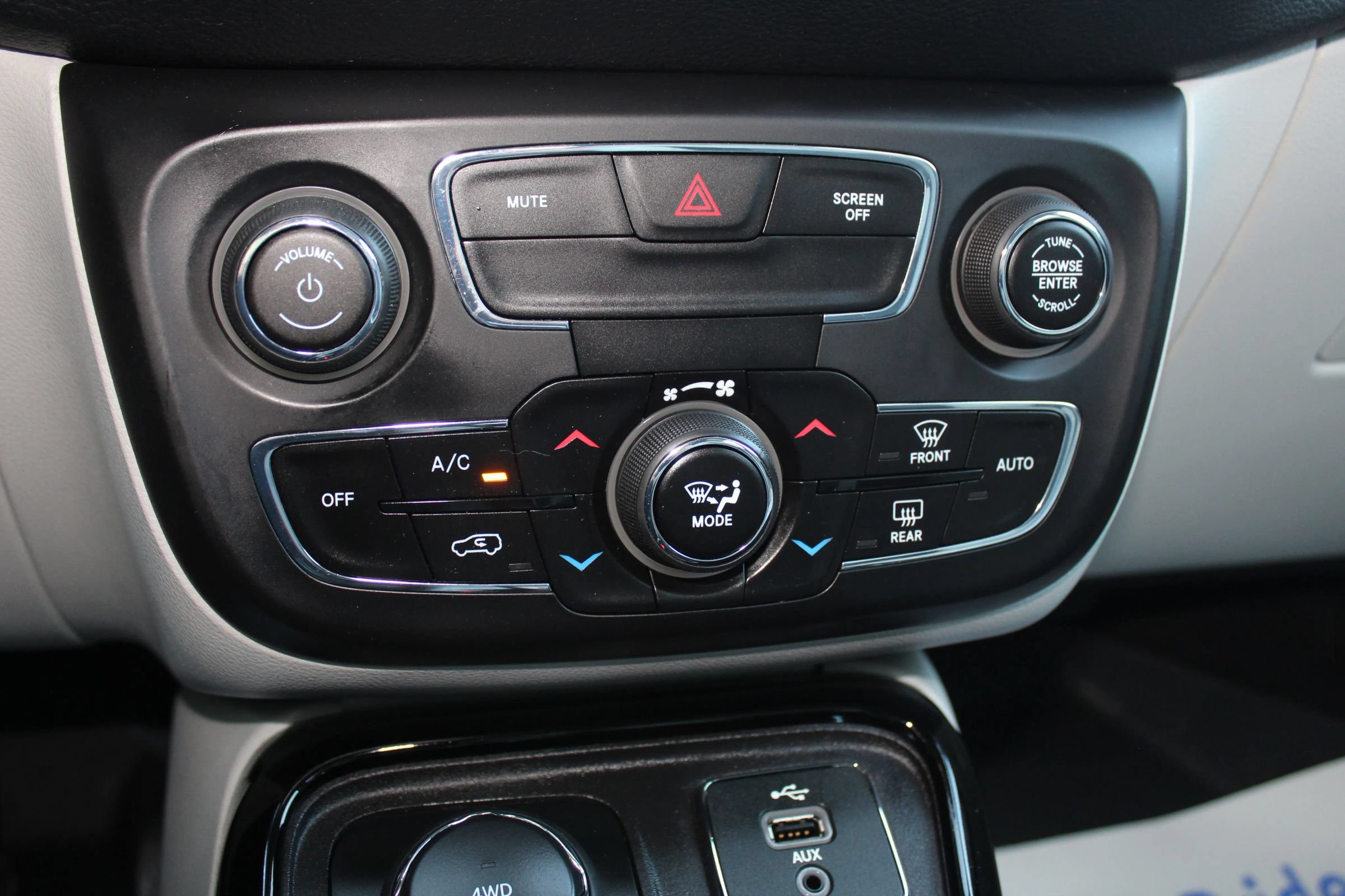 Used 2018 Jeep Compass Limited w/ Navigation Group AWD/4WD image 33