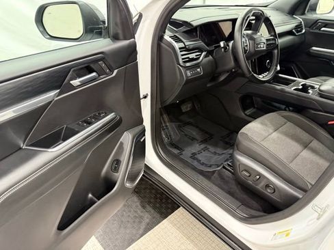 Used 2025 GMC Acadia Elevation image 30