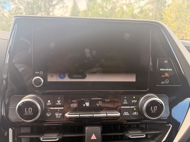 Used 2025 Toyota Highlander LE FWD image 4