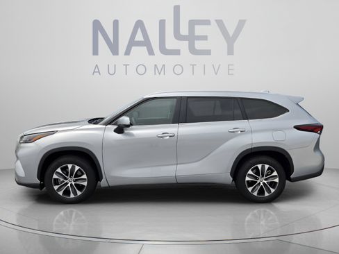 Used 2025 Toyota Highlander XLE FWD image 2
