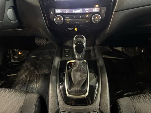Used 2019 Nissan Rogue SV w/ Sun & Sound Touring Package AWD/4WD image 18