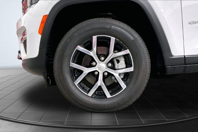 Used 2024 Jeep Grand Cherokee Limited AWD/4WD image 11